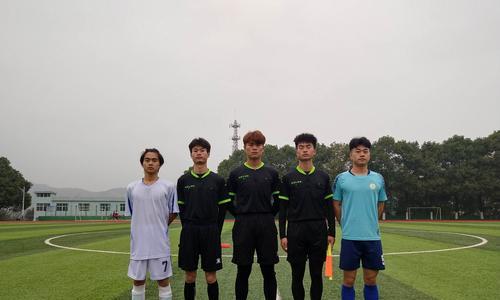 初中足球比赛技巧大全（掌握关键技巧，成为足球明星）