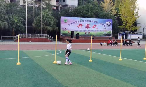 足球女生颠球技巧大揭秘（掌握这些技巧，让你成为颠球女王）