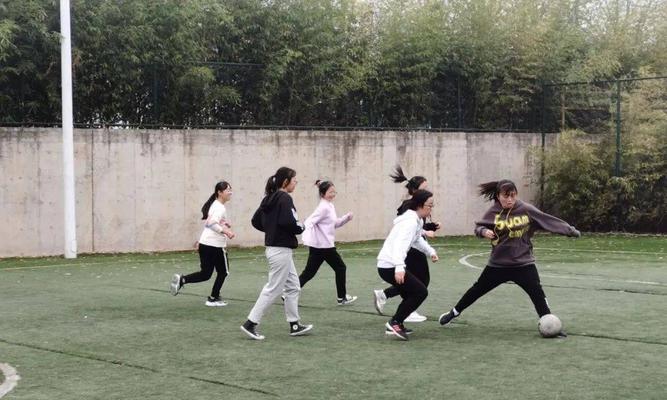 提高足球技巧之左右虚晃教学（掌握左右虚晃技巧，成为足球场上的王者）