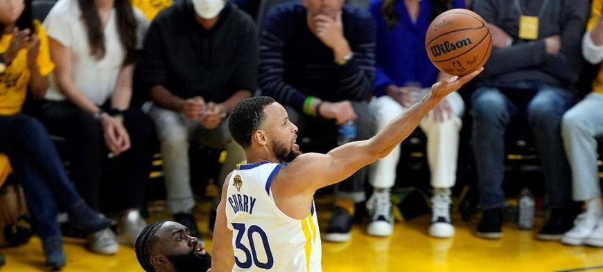 NBA最美挑篮排行榜（篮球魔术师们用身体和技巧，创造出华丽的空中芭蕾）