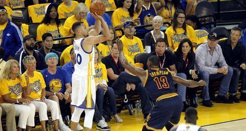 NBA臂展排行榜（探索NBA球员中最出色的臂展及其对比竞争）