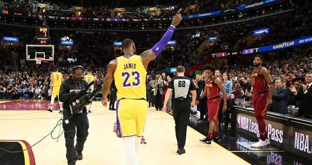 湖人篮球队在NBA得分排行榜上的辉煌表现（探索湖人队在NBA历史上的得分记录及其关键球员）