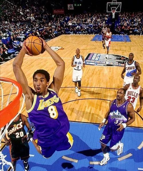 NBA十大镜头排行榜（回顾历史辉煌绽放）