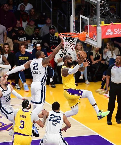 NBA历史上詹姆斯篮板排行榜TOP10（探索詹姆斯职业生涯中最出色的篮板表现）