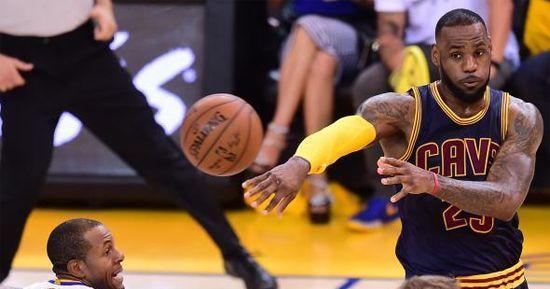 NBA总篮板排行榜（探索NBA最新篮板统计数据，了解篮板王的背后故事）