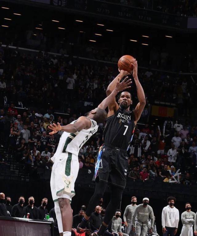 NBA得分王排行榜（探寻现役球员中得分王的终极竞争，詹姆斯登顶）