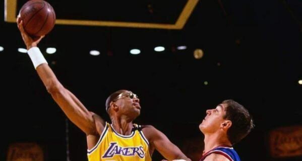 NBA总得分排行榜变化（从乔丹到詹姆斯，传奇之路再现；从唐斯到东契奇，新星绽放光芒）