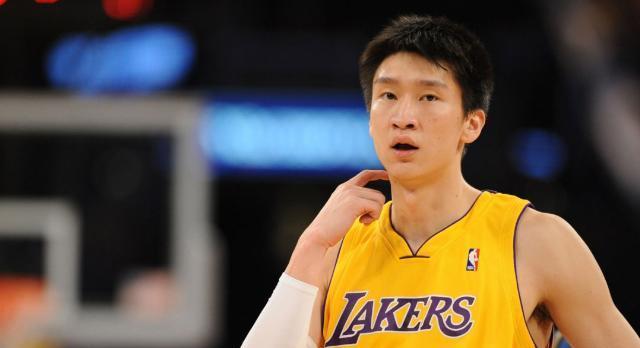 姚明（回顾姚明在NBA总得分排行榜上的突破，见证他的传奇之路）