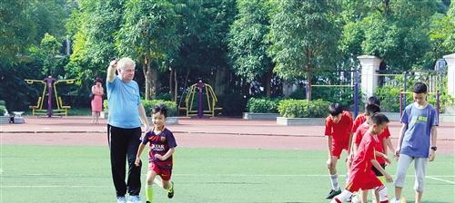 外籍足球教练带来的足球技巧研习会（国内教练与外籍教练的交流与互动）