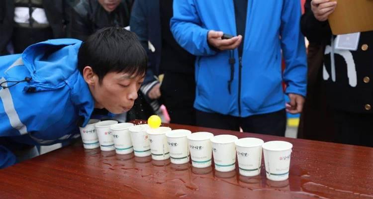 以巧吹乒乓球过河（挑战水上乒乓球之巧妙技巧）