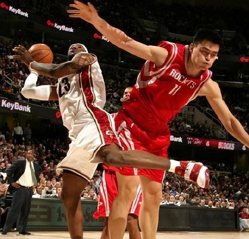 NBA球员排行榜（揭秘全球篮球舞台上的顶尖球员，发现真正的篮球天才）