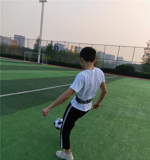 掌握足球脚背颠球技巧，提升个人技术水平（通过训练和技巧掌握足球脚背颠球的窍门）