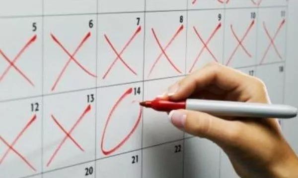 游泳中考来月经小技巧（轻松应对游泳时突然来月经的方法）