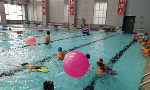 男生学习幼儿游泳技巧（培养男孩游泳天赋的关键点）