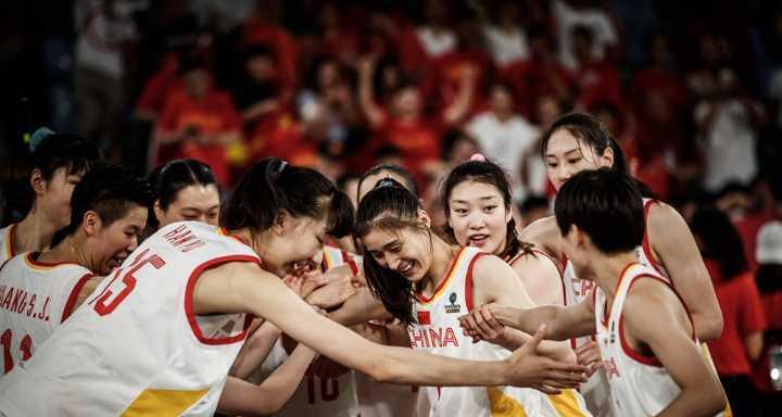 中国女篮冲破历史非凡之路闯进世界杯决赛（以顽强拼搏与团队合作为基石的女篮壮举）
