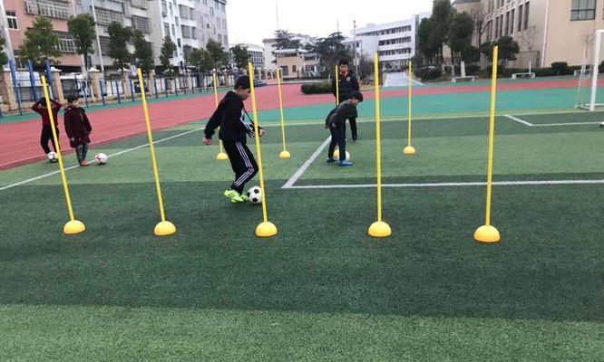 足球运球技巧与方法（提高足球运球能力的关键技巧与训练方法）