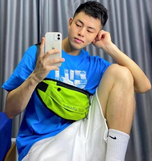 足球技巧男生自拍秀——展现球场魅力（用球技定格瞬间，记录青春活力）