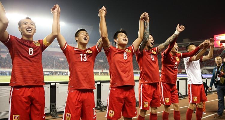 中国队历史首次晋级世界杯（胜利的关键在于团结和奋斗）