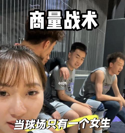 男生打篮球，女生带着孩子防守，共同享受运动乐趣（平衡家庭和运动的完美组合，父母之间的默契与合作）