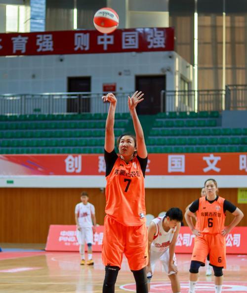 女子篮球比赛中正确的防守姿势（如何优化女子篮球比赛中的防守技巧）