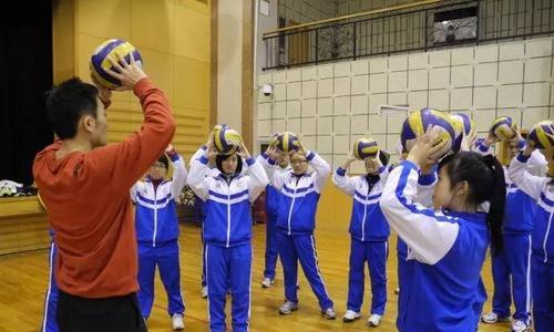 打造完美的排球半蹲发球动作（关键步骤和技巧助你发球更准确）