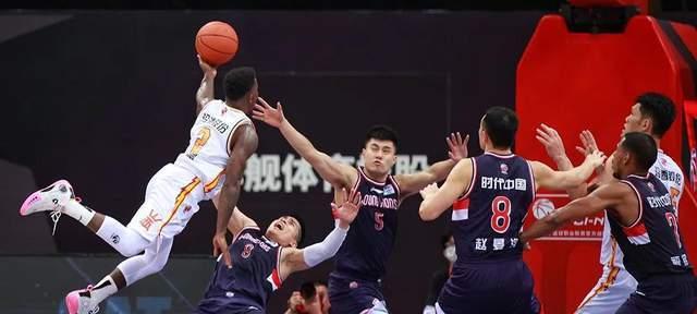 篮球龟甲防守（探究篮球龟甲防守的强大威力）