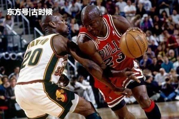 高强度篮球贴身抢断防守（实战技巧与战术演练，提升篮球防守水平）