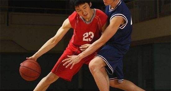 探究篮球中如何判断防守是否主动发力（从动作细节看防守技巧的精妙之处）
