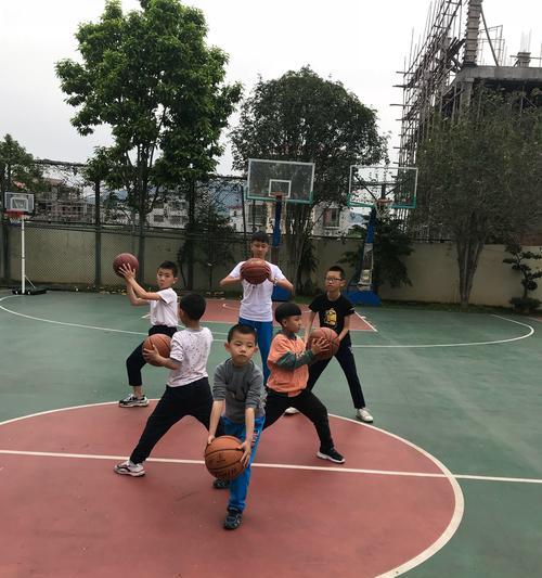 中南大学篮球防守战术训练的关键技巧（提升篮球队防守实力的训练方法及步骤）