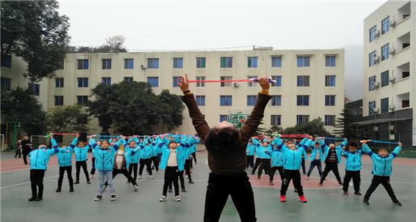 滚翻动作的要领（学会排球滚翻的技巧与窍门）