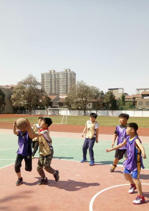 提高五年级篮球防守水平的技巧（掌握基本动作及策略，成为顶尖的防守球员）