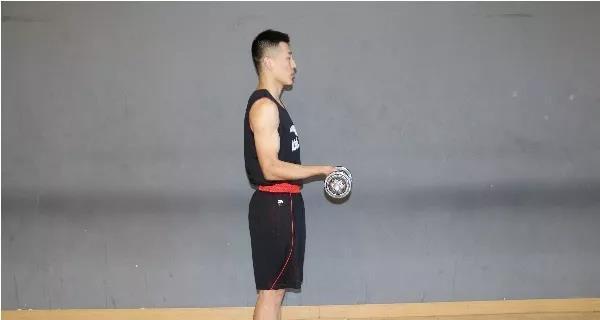 打篮球防守的技巧（通过张开双手，加强身体控制和封堵对手进攻路线）