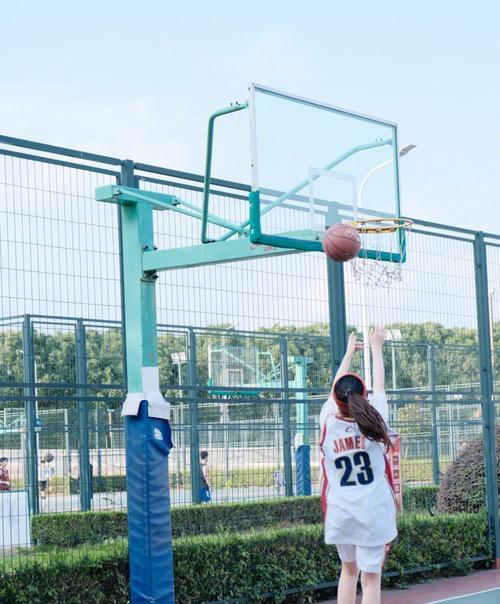 女生打篮球不防守好吗？（探究女生打篮球中防守问题的原因与解决方法）