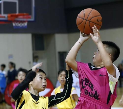 U12篮球比赛中防守的重要性（打造强大的防守阵容，让小篮球运动员无可匹敌）