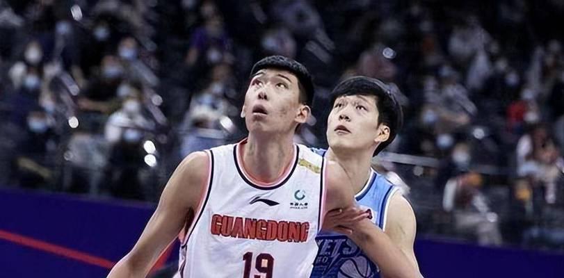 以篮球小吨位防守大吨位（打破体格限制的篮球防守之道）