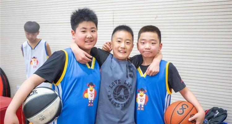 如何在篮球1v1中实施贴身防守（技巧、策略与训练方法）