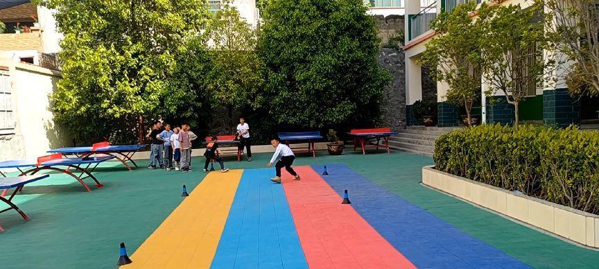 如何教孩子学习篮球防守滑步技巧（通过有效的教学讲解，让孩子轻松掌握防守滑步技巧）