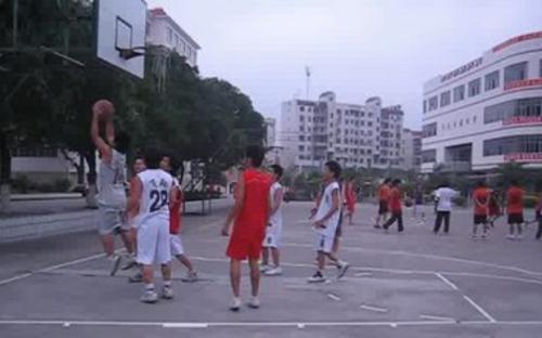 区域防守动作的技巧与策略（攻守兼备，打破对手的进攻阵线）